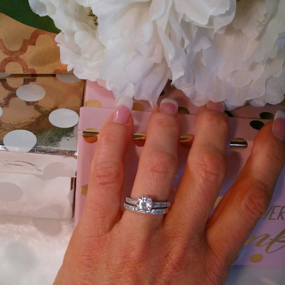 Simulated Diamonds Wedding Engagement Wedding Set Round Ring - Picture 9 of 11